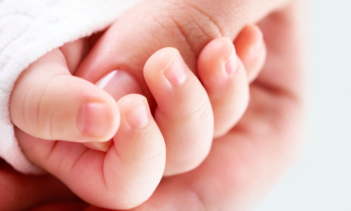 Baby_and_mom_hand